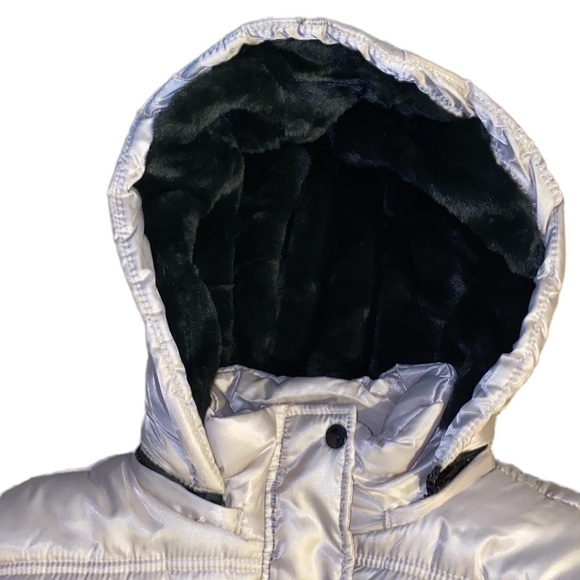 Urban Republic stone puffer coat. Detachable hood with faux fur. Size Medium - Picture 5 of 14